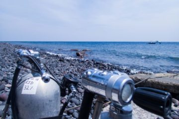 Diving equipment articles help divers to set up their equipment properly, such as the sidemount regulators shown in the image.